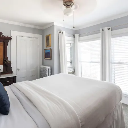 Queen Vic Guest House (Adults Only)-3